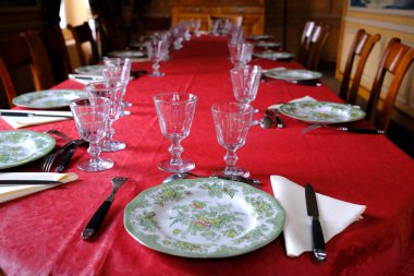 Yemek odasında öğle yemeği için hazır..