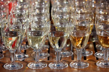 Beyaz şarap kadehleriyle açık büfe.