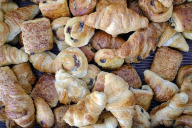 Viyana hamur işleri. Kahvaltıda kruvasan ve çikolata..