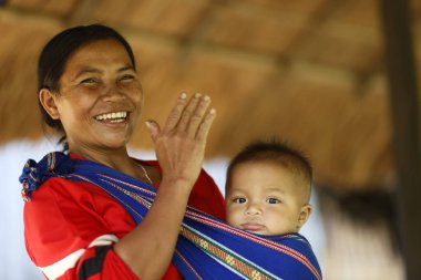 Kontum bölgesindeki Bahnar etnik köyü. Genç anne ve bebeği. Kontum. Vietnam.