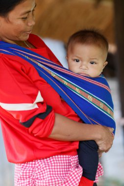 Kontum bölgesindeki Bahnar etnik köyü. Genç anne ve bebeği. Kontum. Vietnam.