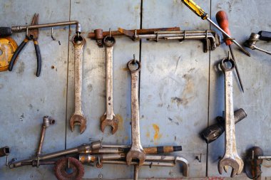 Garajdaki eski aletler. Araba tamiri. Kontum. Vietnam.