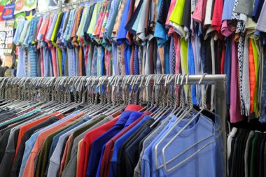 Spor için farklı markalardan giysiler satan bir mağaza. Ho Chi Minh şehri. Vietnam.