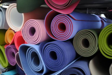 Spor salonu. Egzersiz için spor malzemeleri, rulo yoga minderleri..