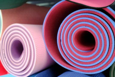 Spor salonu. Egzersiz için spor malzemeleri, rulo yoga minderleri..