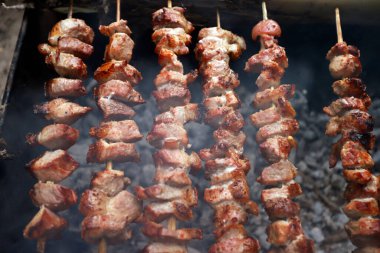 Barbekü pişirme. Izgara biftek şişleri. Kontum. Vietnam.