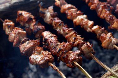 Barbekü pişirme. Izgara biftek şişleri. Kontum. Vietnam.