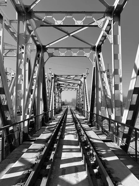 Foto Puente Ferroviario Blanco Negro Con Una Perspectiva Centro —  Fotos de Stock