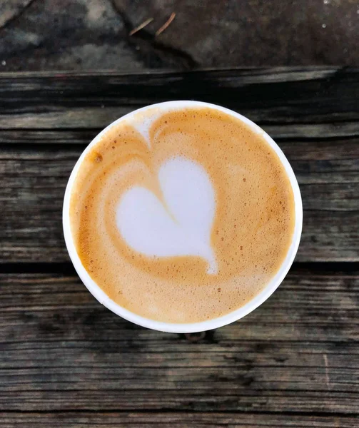 Bilde Kaffe Med Skum Form Hjerte Bakgrunn Trebenk Varme Farger – stockfoto