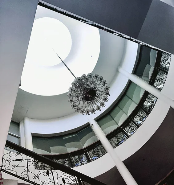 Foto Una Lámpara Araña Diseño Edificio Con Una Escalera Redonda —  Fotos de Stock