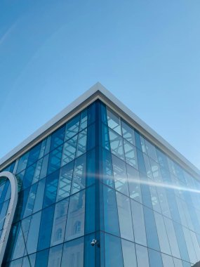 Gökyüzündeki modern cam ofis binası