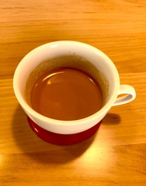 Tahta masada bir fincan kahve. 