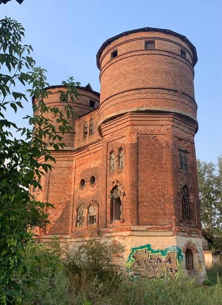 Alter Turm Aus Roten Ziegeln — Stockfoto