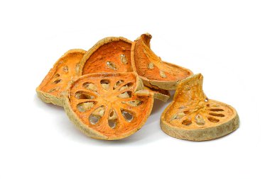 Kurutulmuş otlar, kurutulmuş Hint bael meyvesi. beyaz arkaplanda izole edilmiş