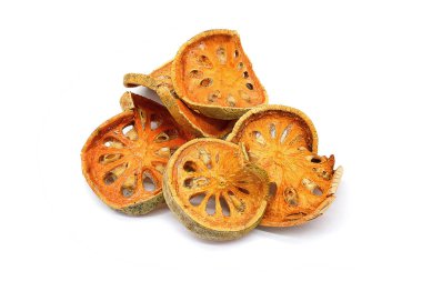 Kurutulmuş otlar, kurutulmuş Hint bael meyvesi. beyaz arkaplanda izole edilmiş