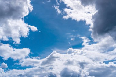 Mavi gökyüzünde güzel bulut manzarası, soyut arkaplan.