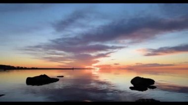 Bir su kütlesinin üzerinde gün batımı