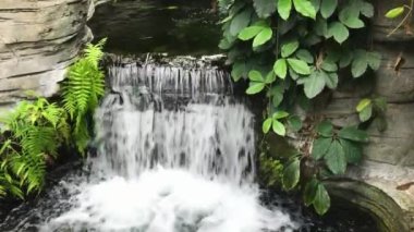 Bir su kütlesinin üzerinde büyük bir şelale.