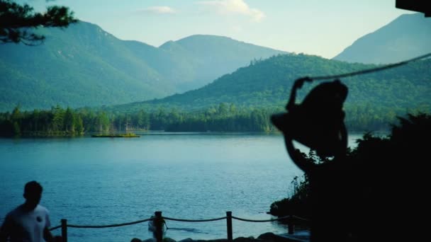 Un specchio d'acqua con una montagna sullo sfondo — Video Stock