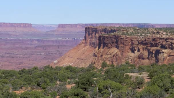 Un canyon con una montagna sullo sfondo — Video Stock