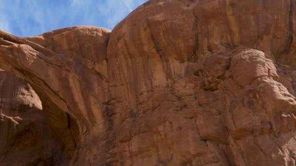 Un cañón con una montaña en el fondo — Vídeos de Stock