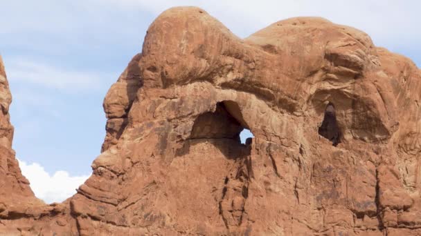 Un primo piano di una montagna di roccia — Video Stock