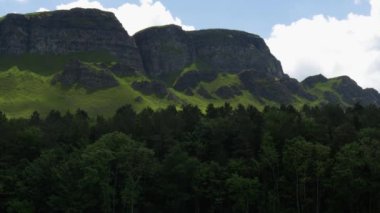 Bir dağın önünde bir işaret.