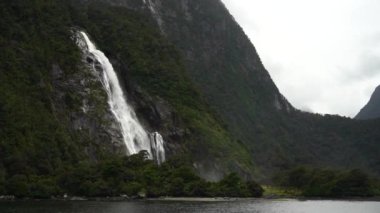 Nehrin kenarında bir tabela