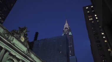 Bir binanın önündeki saat kulesi.