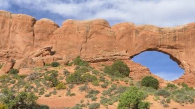 Arkasında dağ olan bir kanyon.