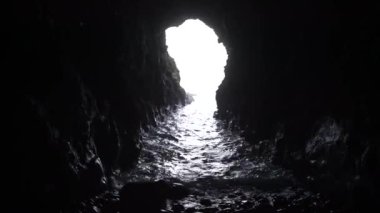 Suyun kenarında bir mağara