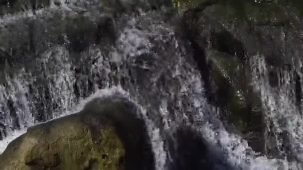 Ein großer Wasserfall — Stockvideo