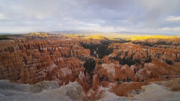 A kanyon a Bryce Canyon Nemzeti Park a háttérben — Stock videók