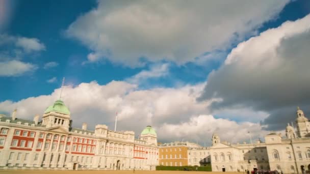 Wolken vor einem großen Gebäude — Stockvideo