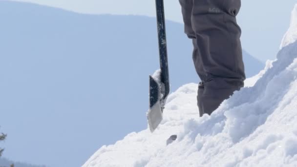 En man som står i snön — Stockvideo