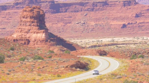 Un canyon avec une montagne en arrière-plan — Video