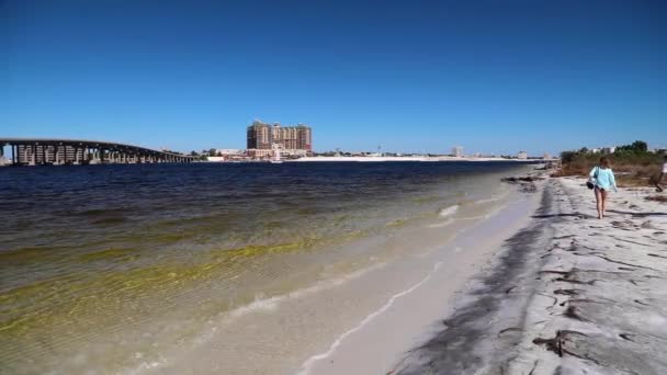 Un turista caminando por playas de arena blanca — Vídeos de Stock