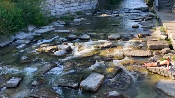 Wasser neben dem Felsen — Stockvideo