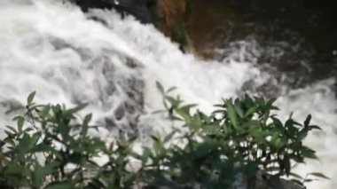 Su üzerinde büyük bir şelale.