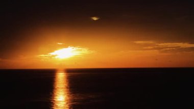 Bir su kütlesinin üzerinde gün batımı