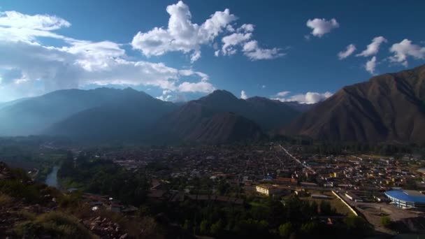 Un edificio con una montaña al fondo — Vídeos de Stock