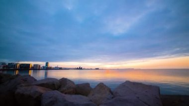 Sahilde gün batımı 