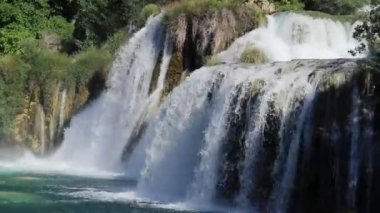 Ormanda büyük bir şelale.