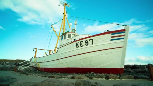 Un barco sentado en la arena — Vídeo de stock