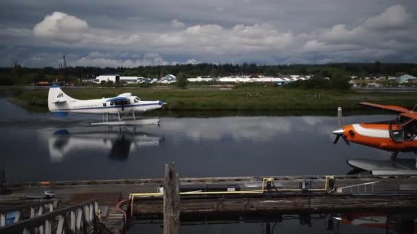 Un avión que está estacionado al lado de una valla — Vídeos de Stock