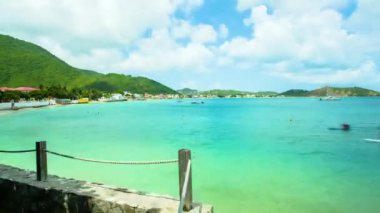 Sudaki ahşap bir tekne.