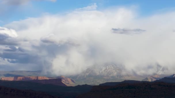 Una gran montaña en el fondo — Vídeos de Stock