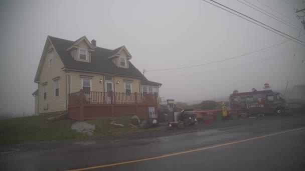 Una casa que tiene un cartel al lado de una carretera — Vídeo de stock