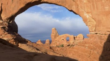 Arka planda Arches Ulusal Parkı olan bir kayanın yakın çekimi.