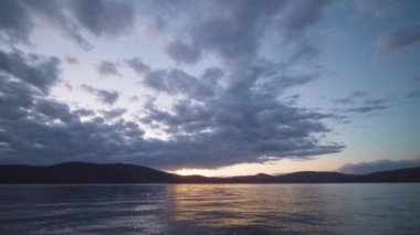 Büyük bir su kütlesi.